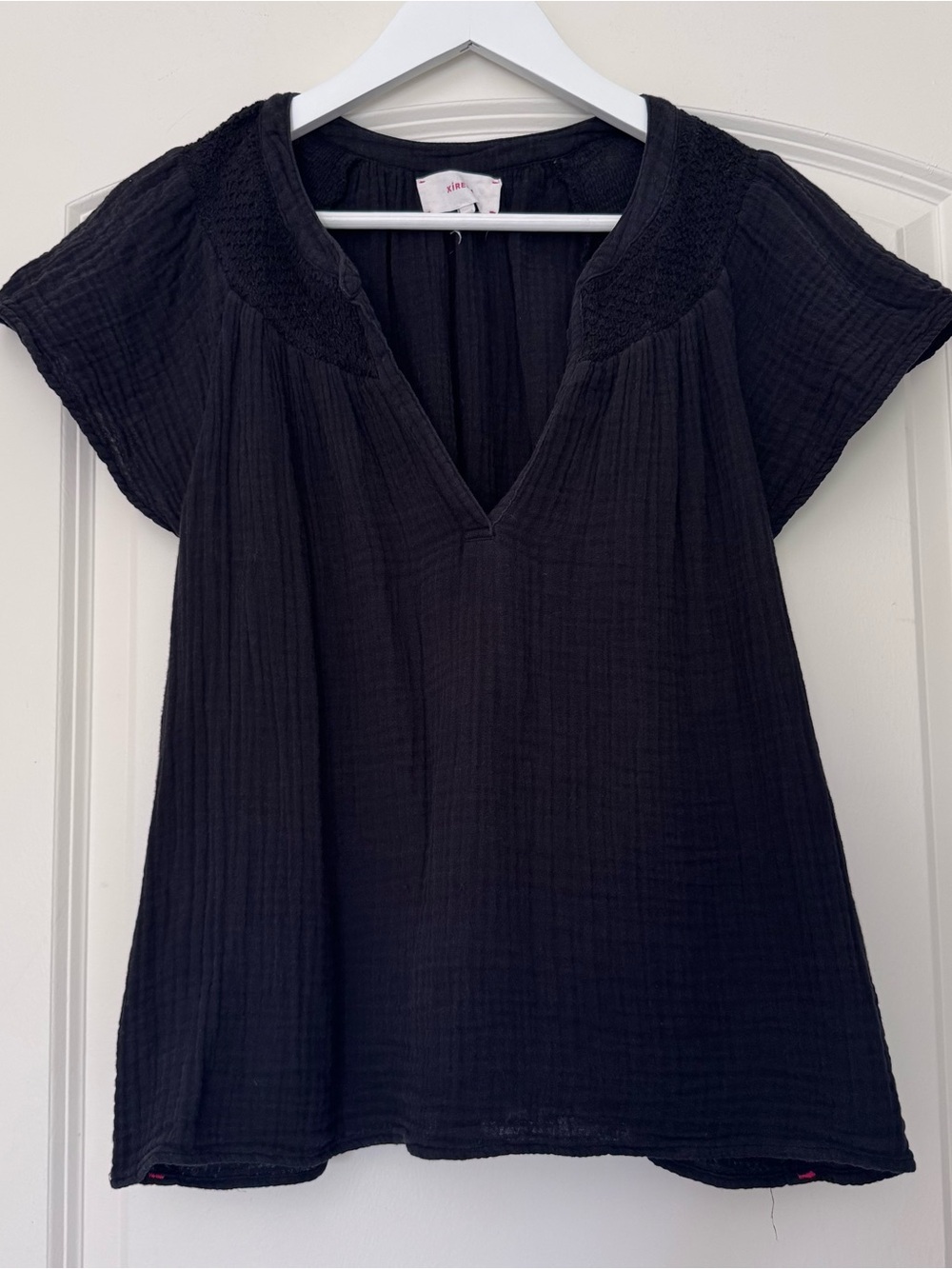 Xirena Tati Top Women’s M Black 100% Cotton Gauze V-Neck Flutter Sleeve Smocked